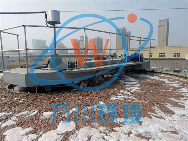 氣浮機(jī)的工作原理是將空氣溶解在水中形成氣泡